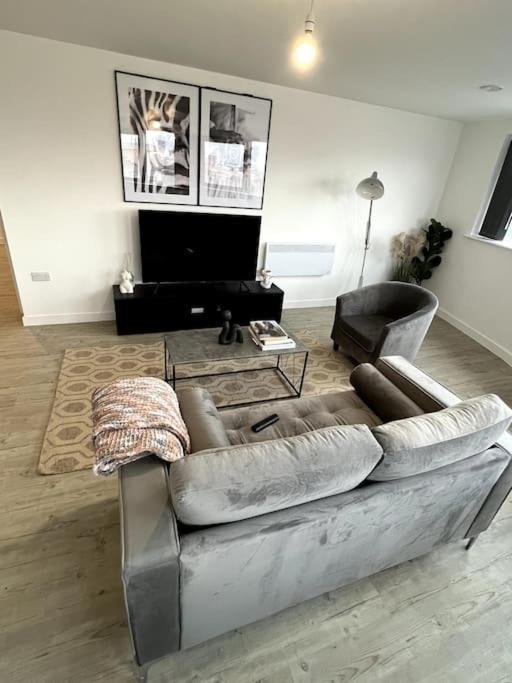 Luxurious City View Apartment In Salford แมนเชสเตอร์ ภายนอก รูปภาพ