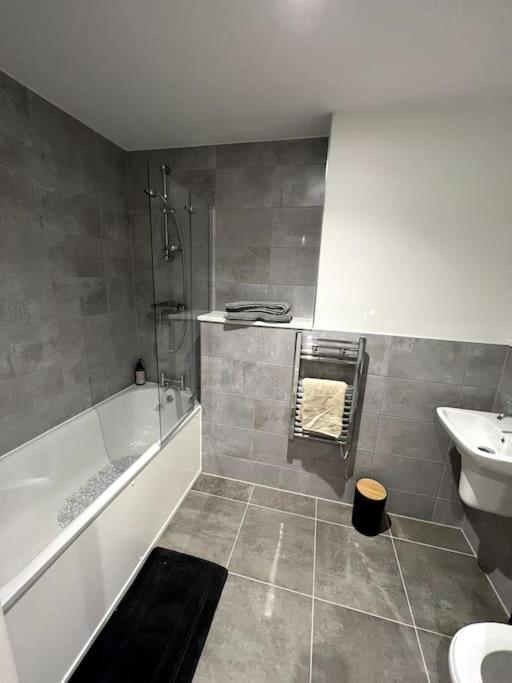 Luxurious City View Apartment In Salford แมนเชสเตอร์ ภายนอก รูปภาพ