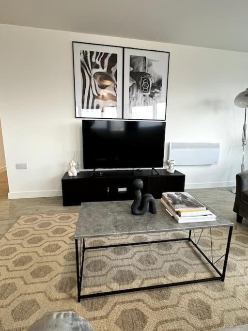 Luxurious City View Apartment In Salford แมนเชสเตอร์ ภายนอก รูปภาพ