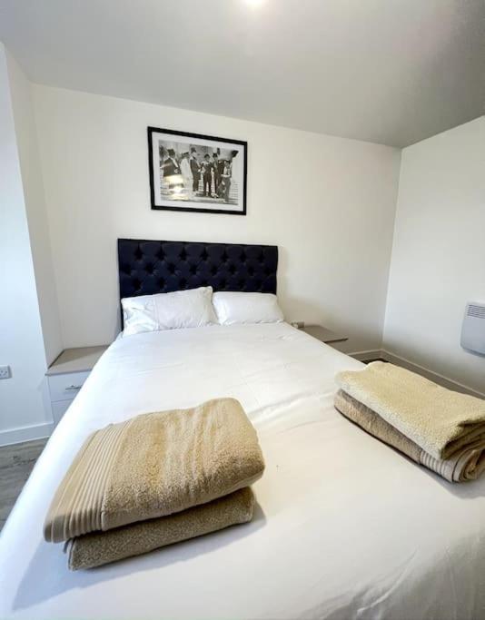 Luxurious City View Apartment In Salford แมนเชสเตอร์ ภายนอก รูปภาพ