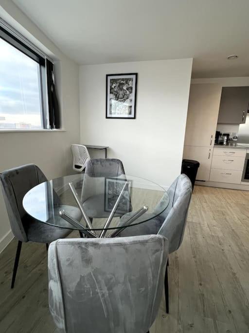 Luxurious City View Apartment In Salford แมนเชสเตอร์ ภายนอก รูปภาพ